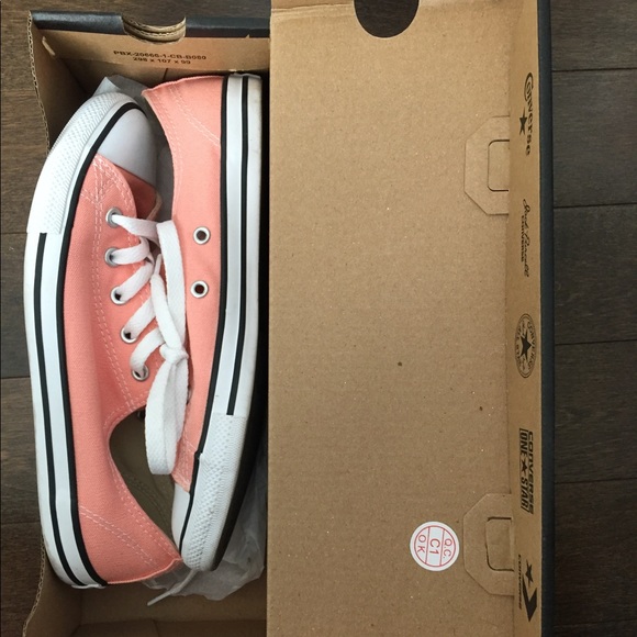 BNIB pink Converse - Picture 2 of 5